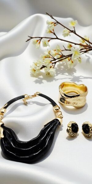 Trio: Bracelete Dourado, Colar e brincos